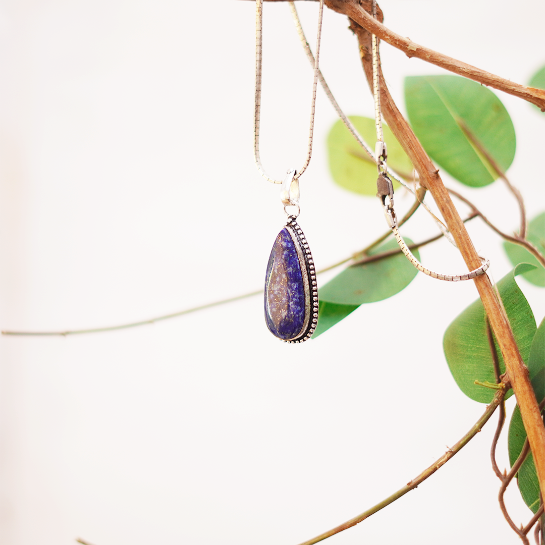 Natural Lapis Lazuli Teardrop Pendant — प्राकृतिक लैपिस लाजुली पेंडेंट