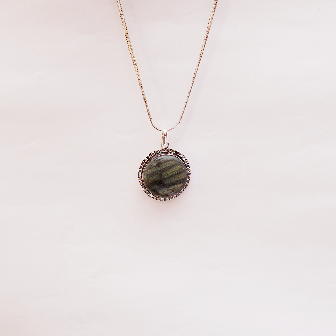 Natural Labradorite Pendant — प्राकृतिक लैब्राडोराइट पेंडेंट