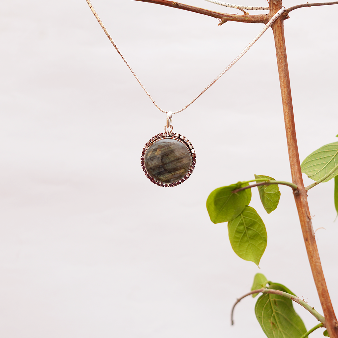 Natural Labradorite Pendant — प्राकृतिक लैब्राडोराइट पेंडेंट