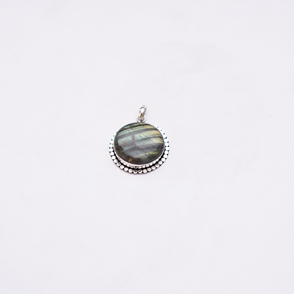 Natural Labradorite Pendant — प्राकृतिक लैब्राडोराइट पेंडेंट
