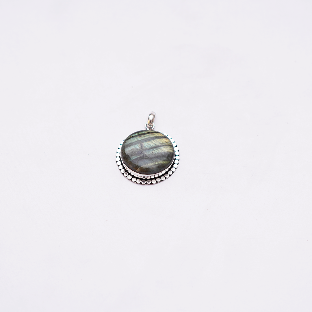 Natural Labradorite Pendant — प्राकृतिक लैब्राडोराइट पेंडेंट