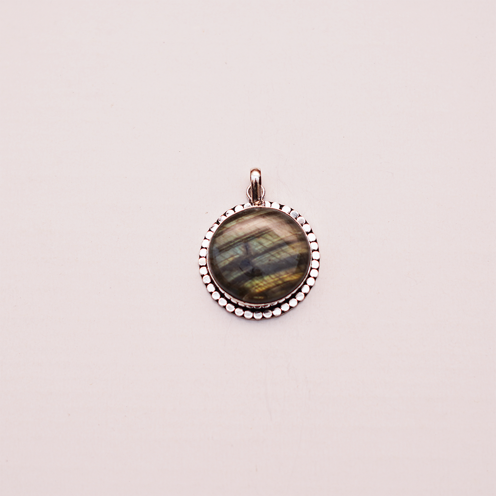 Natural Labradorite Pendant — प्राकृतिक लैब्राडोराइट पेंडेंट