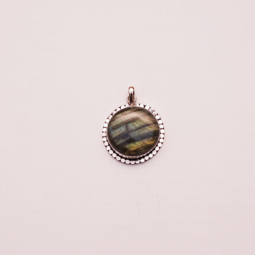 Natural Labradorite Pendant — प्राकृतिक लैब्राडोराइट पेंडेंट