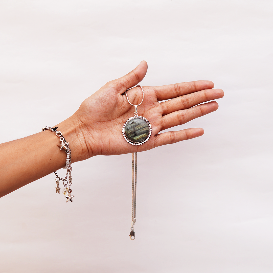 Natural Labradorite Pendant — प्राकृतिक लैब्राडोराइट पेंडेंट