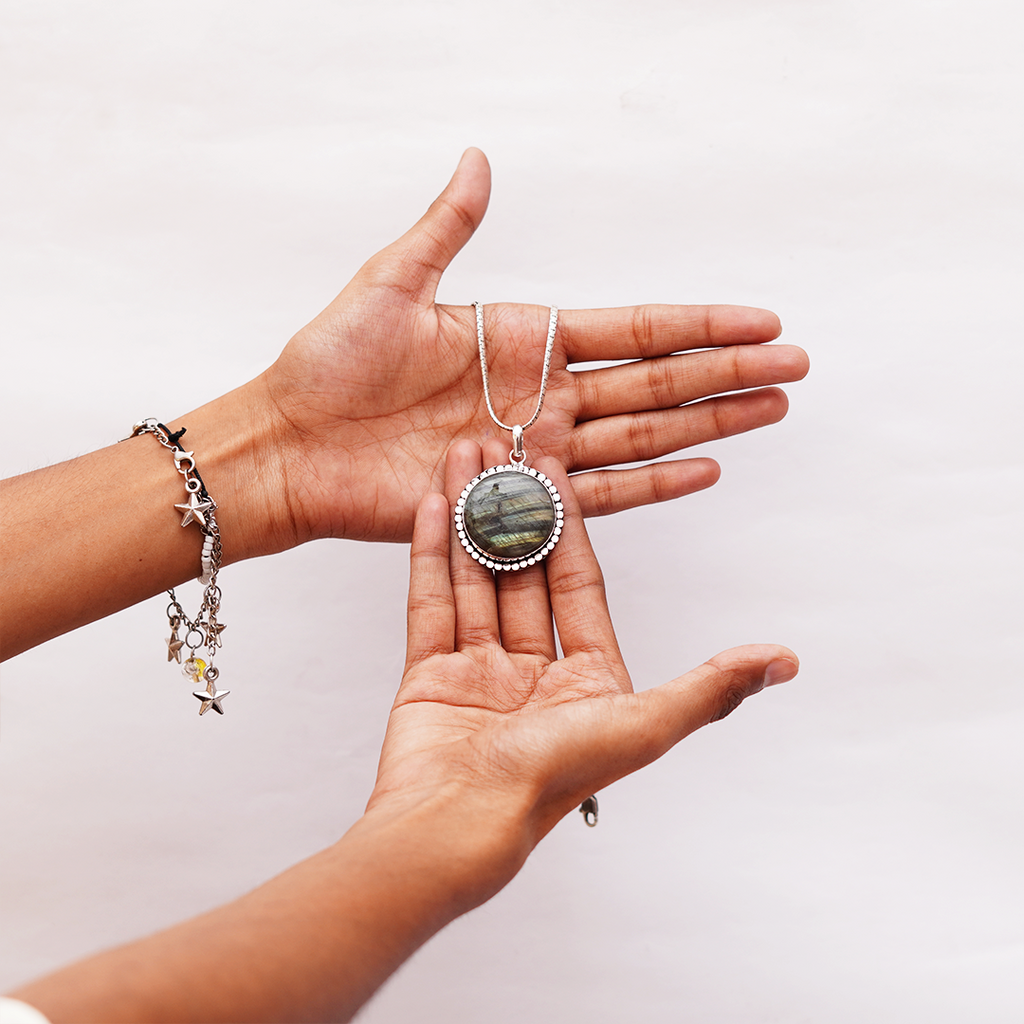 Natural Labradorite Pendant — प्राकृतिक लैब्राडोराइट पेंडेंट