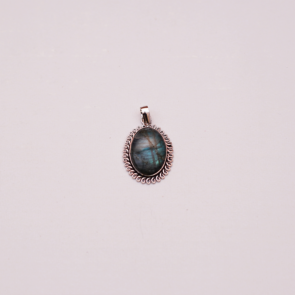 Natural Labradorite Pendant — प्राकृतिक लैब्राडोराइट पेंडेंट