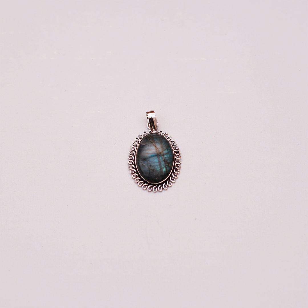 Natural Labradorite Pendant — प्राकृतिक लैब्राडोराइट पेंडेंट