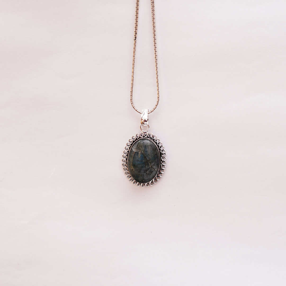 Natural Labradorite Pendant — प्राकृतिक लैब्राडोराइट पेंडेंट