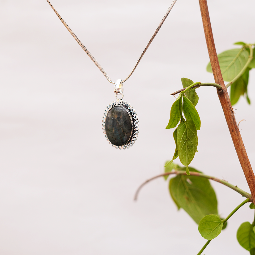 Natural Labradorite Pendant — प्राकृतिक लैब्राडोराइट पेंडेंट