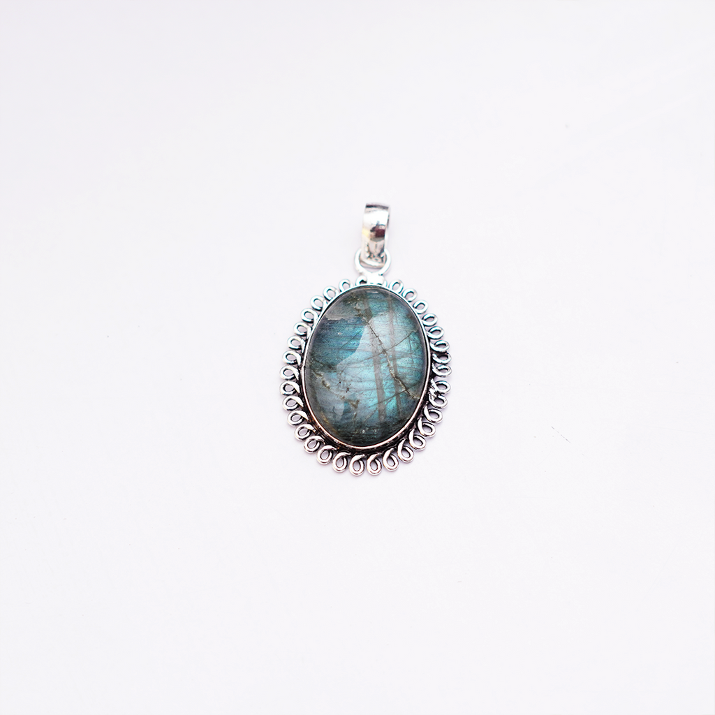 Natural Labradorite Pendant — प्राकृतिक लैब्राडोराइट पेंडेंट