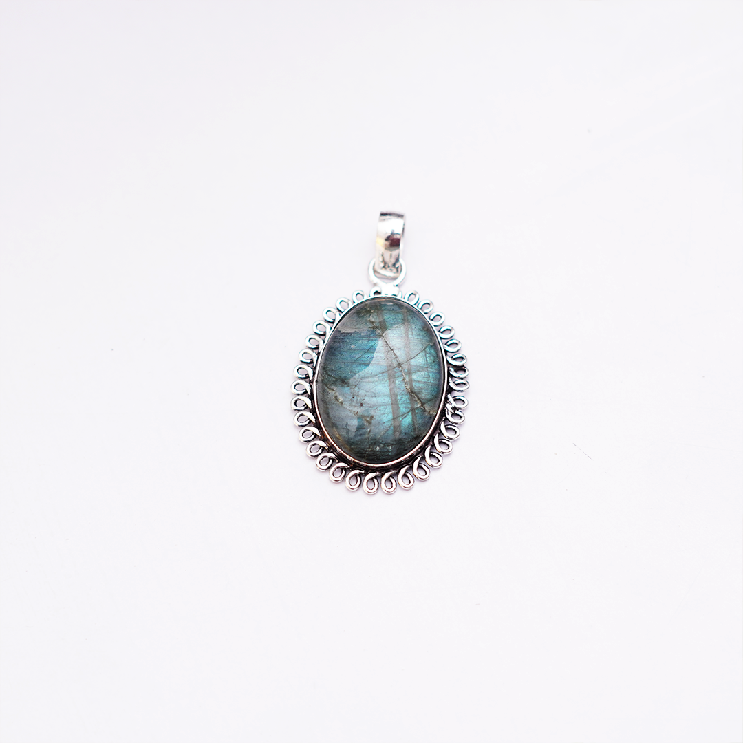 Natural Labradorite Pendant — प्राकृतिक लैब्राडोराइट पेंडेंट