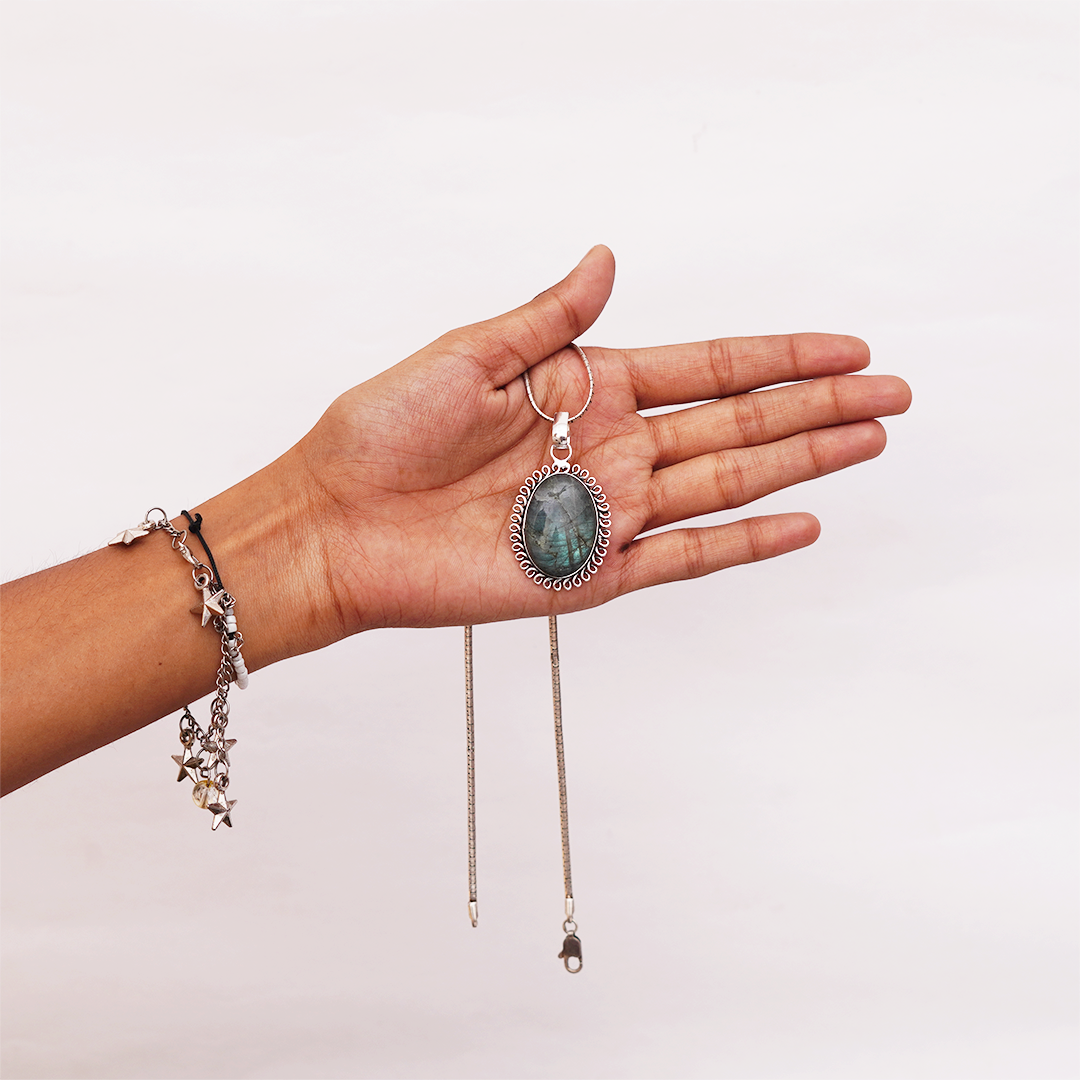 Natural Labradorite Pendant — प्राकृतिक लैब्राडोराइट पेंडेंट