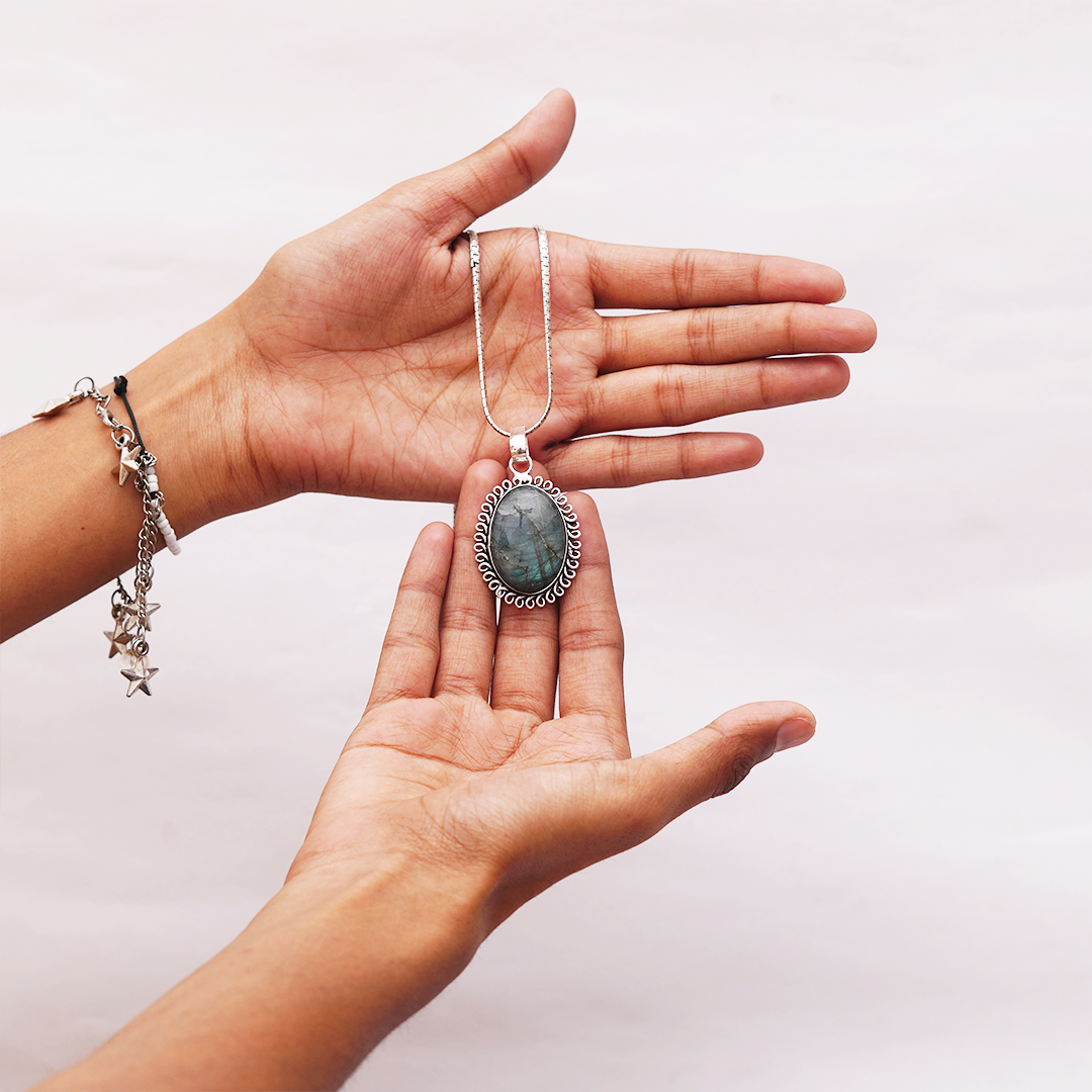 Natural Labradorite Pendant — प्राकृतिक लैब्राडोराइट पेंडेंट