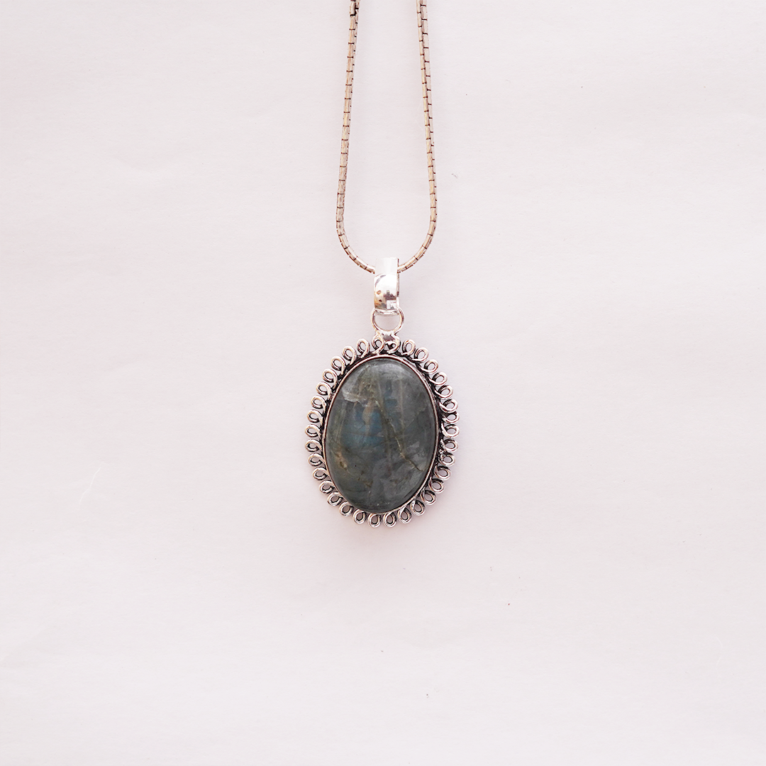 Natural Labradorite Pendant — प्राकृतिक लैब्राडोराइट पेंडेंट