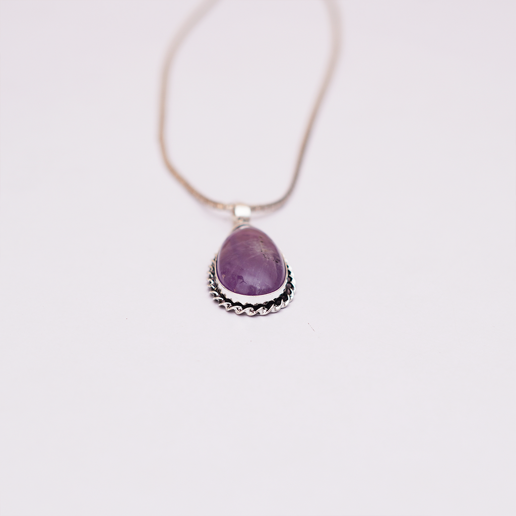 Natural Amethyst Pendant — प्राकृतिक जामुनिया (अमेथिस्ट) पेंडेंट