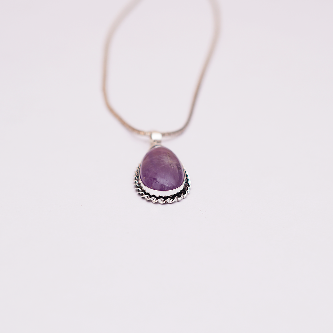 Natural Amethyst Pendant — प्राकृतिक जामुनिया (अमेथिस्ट) पेंडेंट
