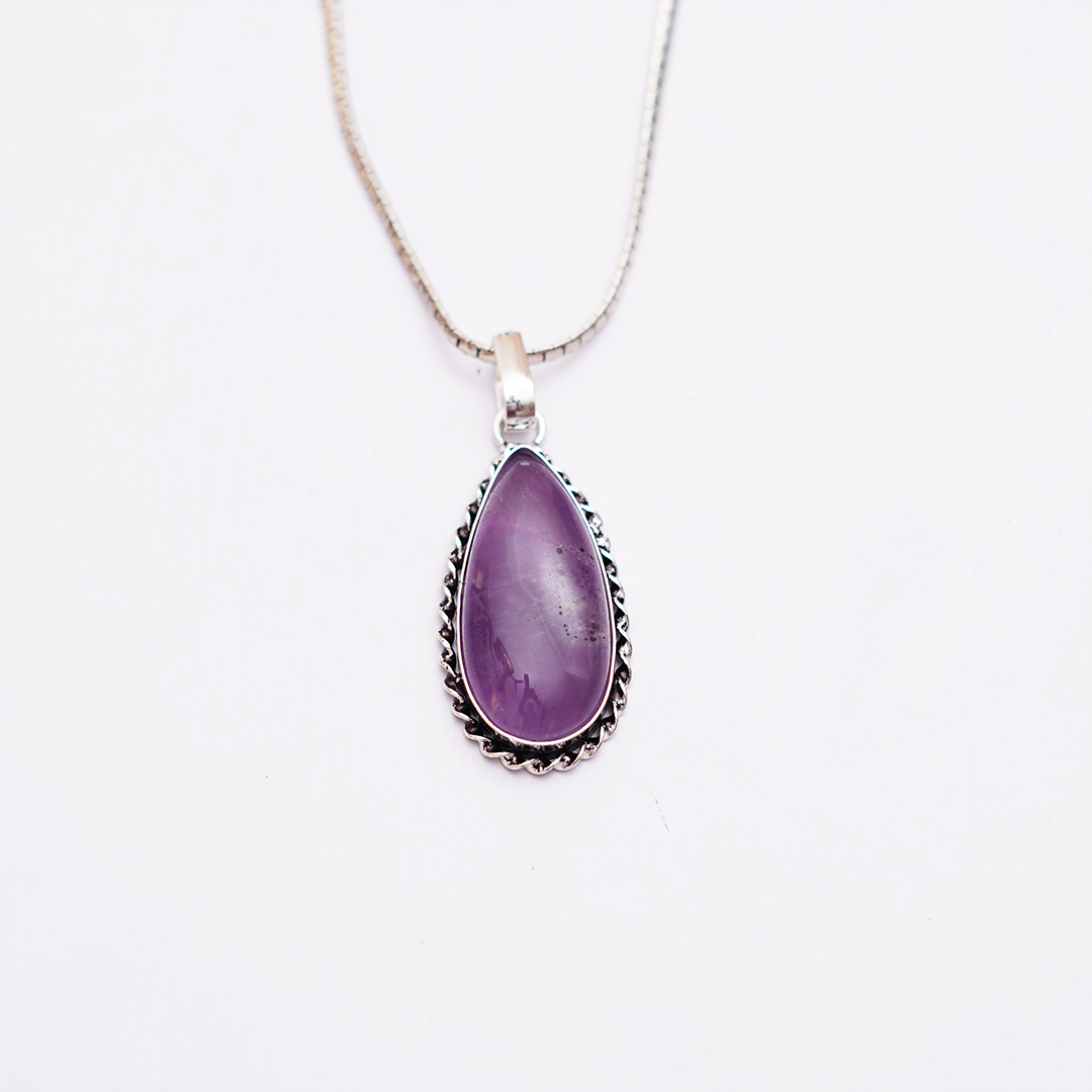 Natural Amethyst Pendant — प्राकृतिक जामुनिया (अमेथिस्ट) पेंडेंट