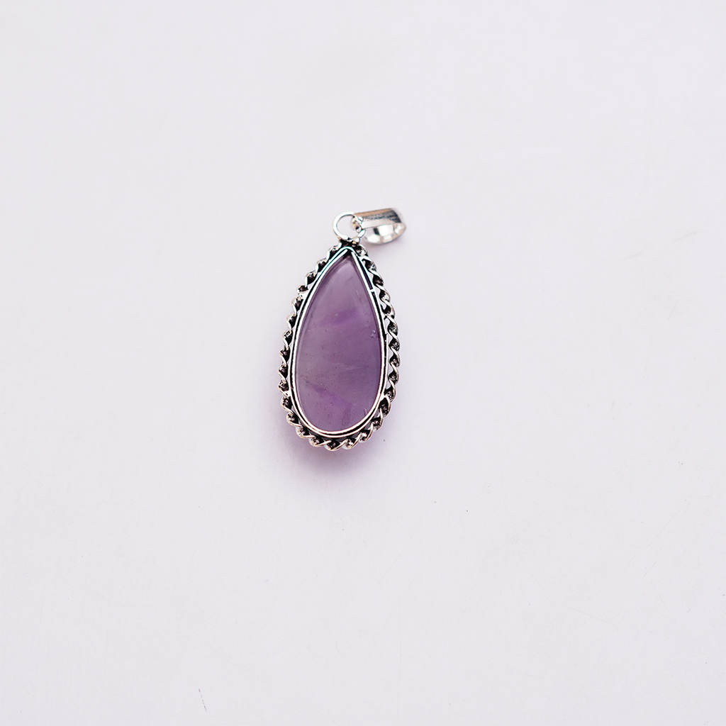 Natural Amethyst Pendant — प्राकृतिक जामुनिया (अमेथिस्ट) पेंडेंट