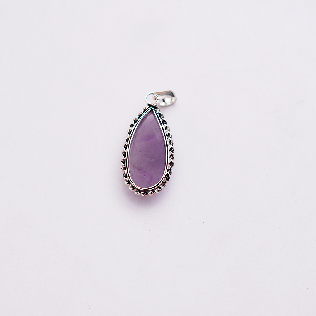 Natural Amethyst Pendant — प्राकृतिक जामुनिया (अमेथिस्ट) पेंडेंट