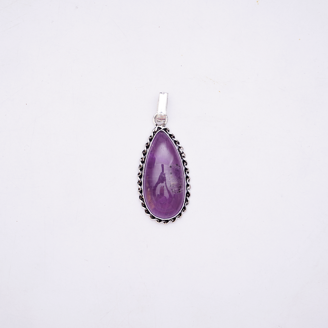 Natural Amethyst Pendant — प्राकृतिक जामुनिया (अमेथिस्ट) पेंडेंट