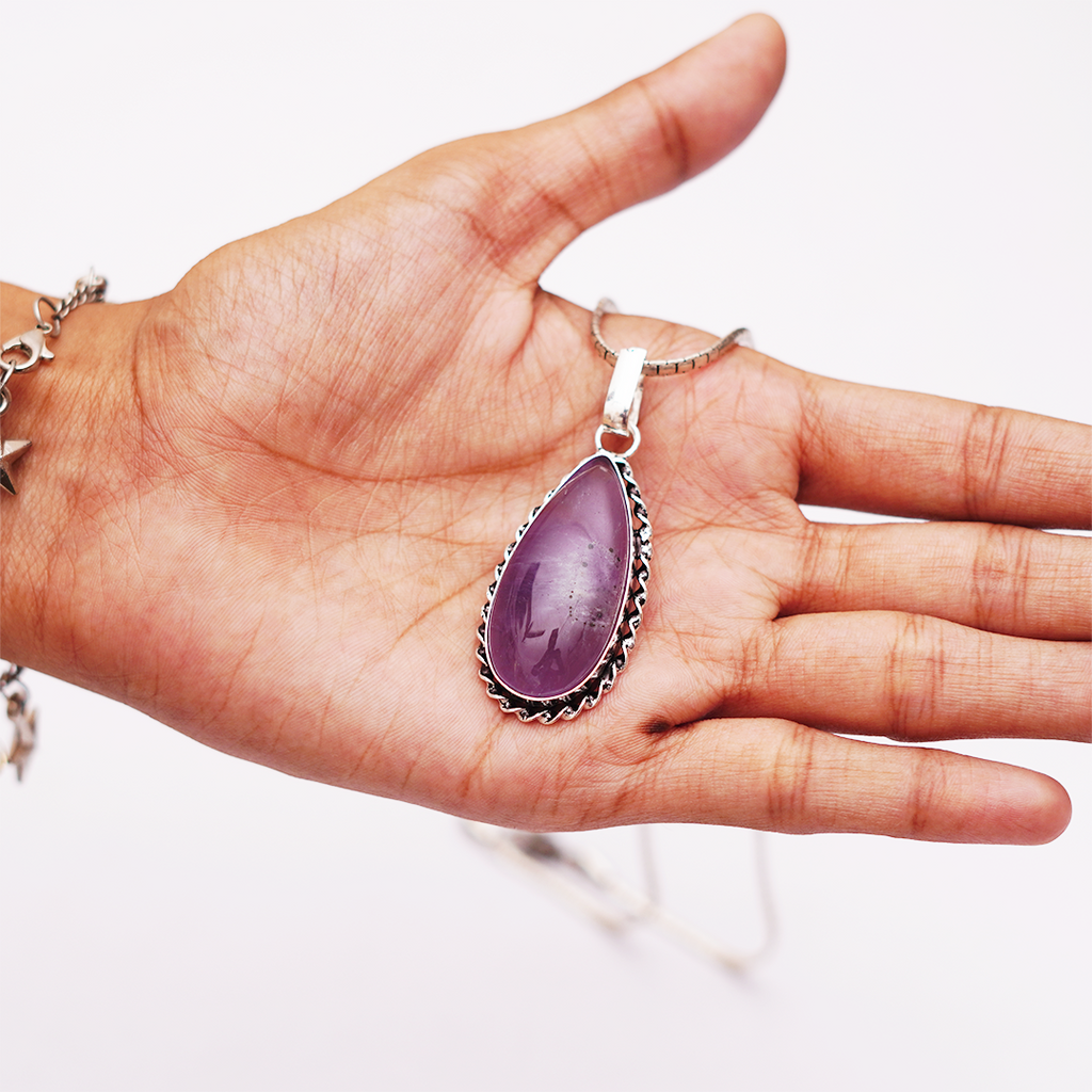 Natural Amethyst Pendant — प्राकृतिक जामुनिया (अमेथिस्ट) पेंडेंट