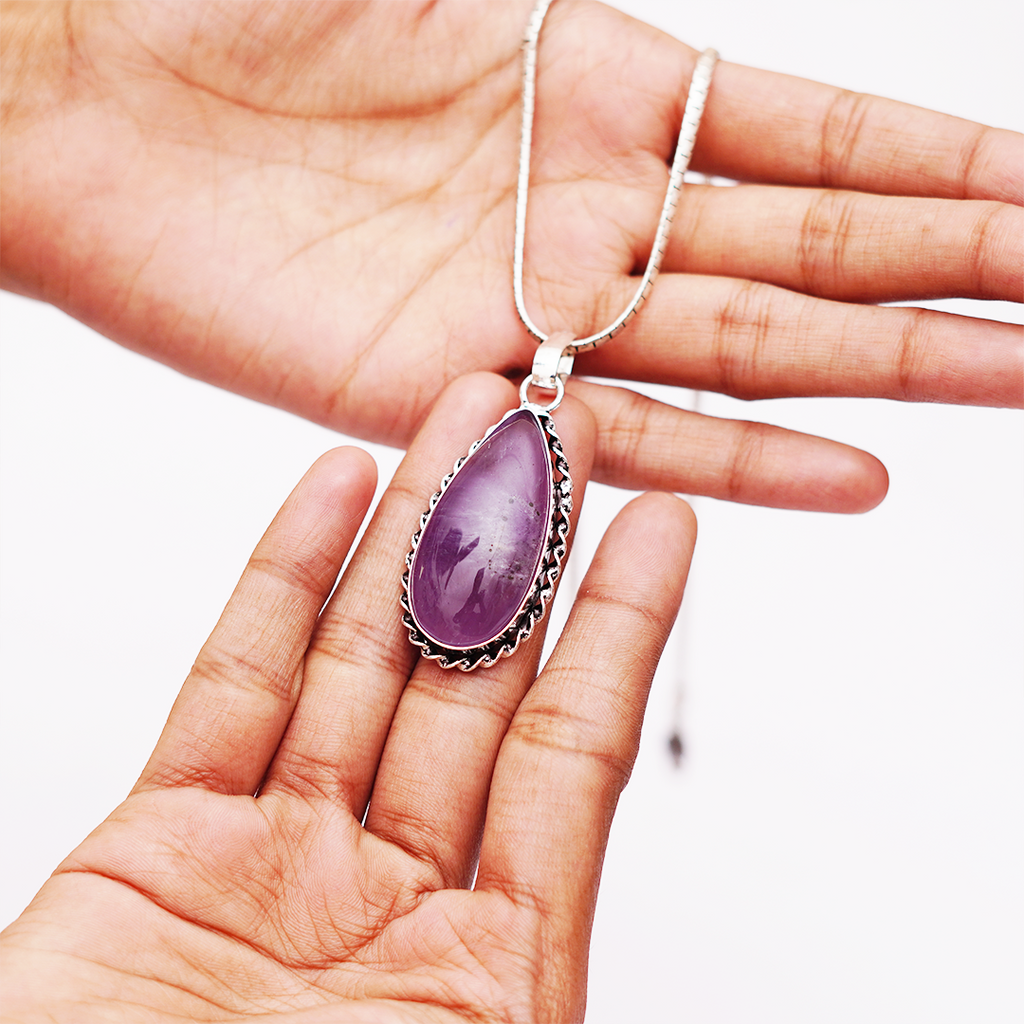 Natural Amethyst Pendant — प्राकृतिक जामुनिया (अमेथिस्ट) पेंडेंट