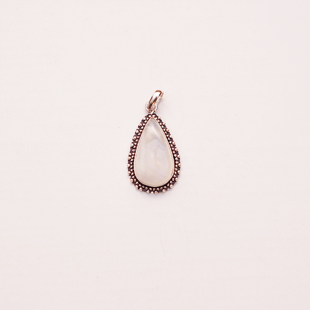 Natural Moonstone Teardrop Pendant — प्राकृतिक चंद्रकांत मणि पेंडेंट