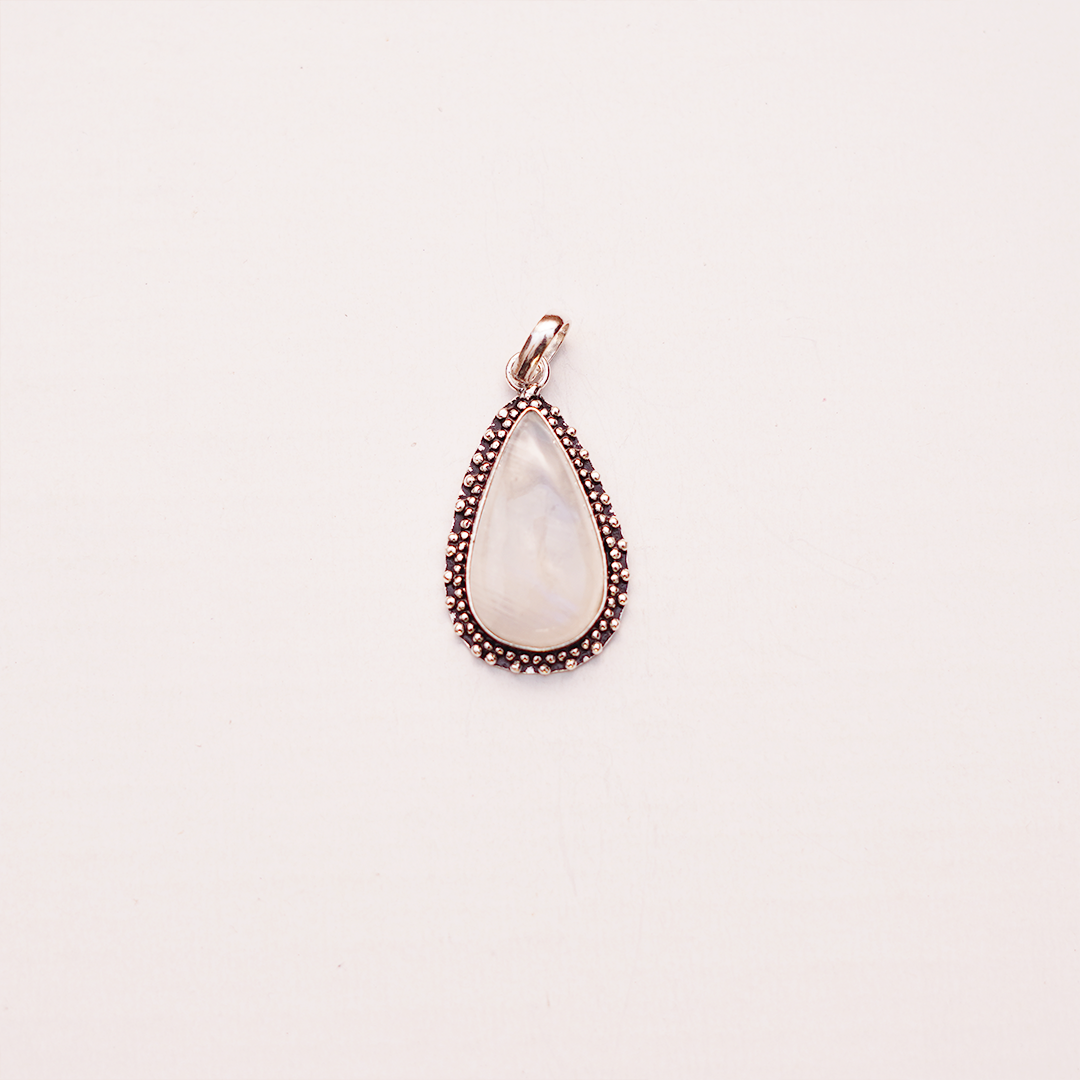Natural Moonstone Teardrop Pendant — प्राकृतिक चंद्रकांत मणि पेंडेंट