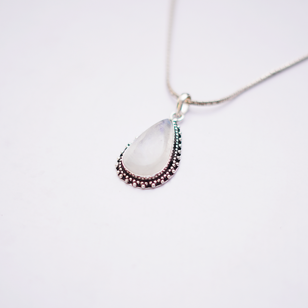 Natural Moonstone Teardrop Pendant — प्राकृतिक चंद्रकांत मणि पेंडेंट