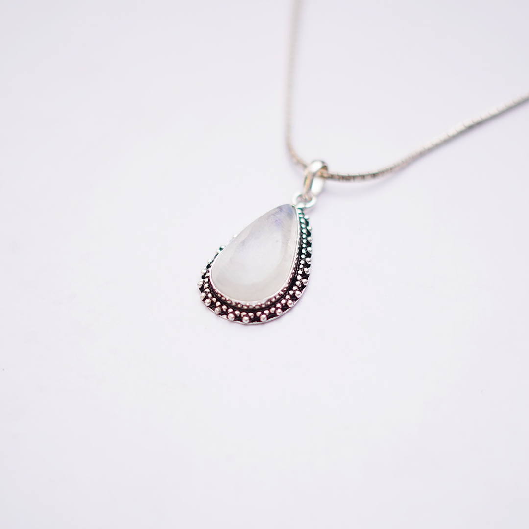 Natural Moonstone Teardrop Pendant — प्राकृतिक चंद्रकांत मणि पेंडेंट