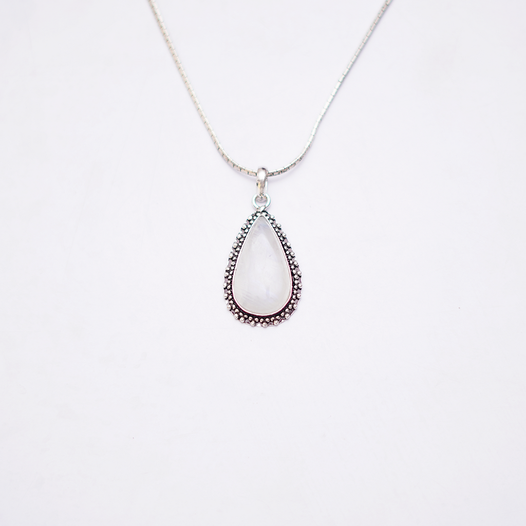 Natural Moonstone Teardrop Pendant — प्राकृतिक चंद्रकांत मणि पेंडेंट