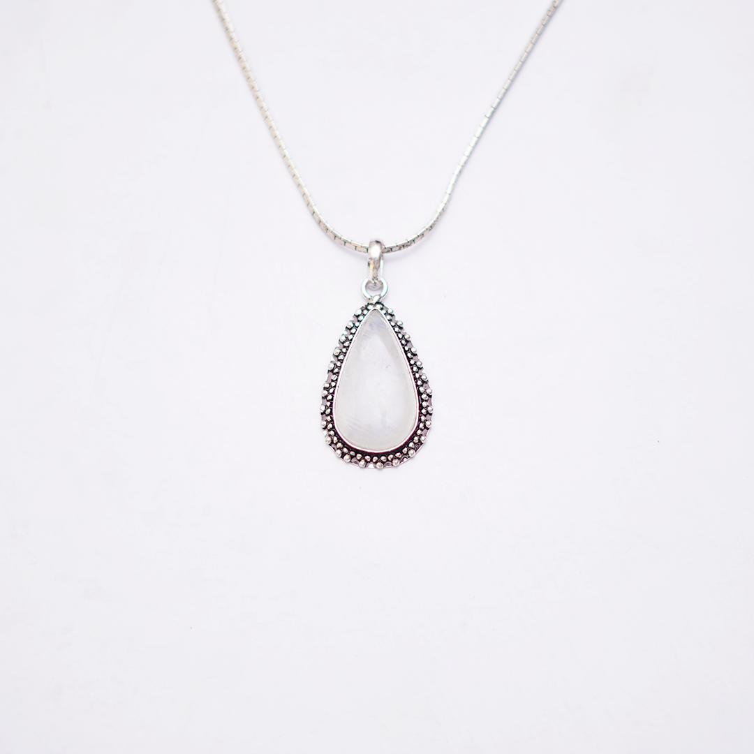 Natural Moonstone Teardrop Pendant — प्राकृतिक चंद्रकांत मणि पेंडेंट