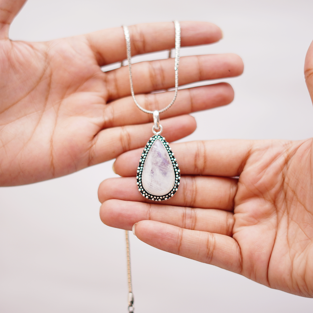 Natural Moonstone Teardrop Pendant — प्राकृतिक चंद्रकांत मणि पेंडेंट