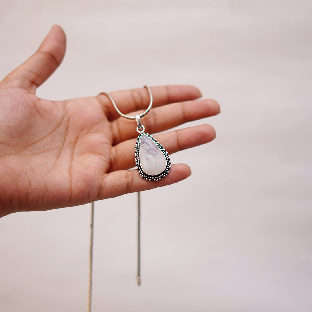 Natural Moonstone Teardrop Pendant — प्राकृतिक चंद्रकांत मणि पेंडेंट