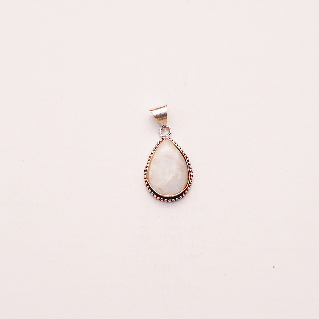 Natural Moonstone Teardrop Pendant — प्राकृतिक चंद्रकांत मणि पेंडेंट