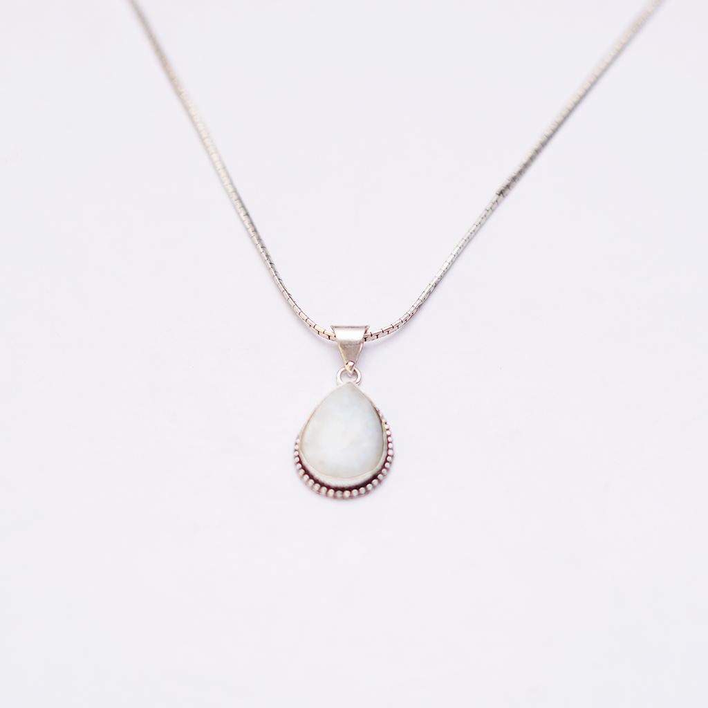 Natural Moonstone Teardrop Pendant — प्राकृतिक चंद्रकांत मणि पेंडेंट