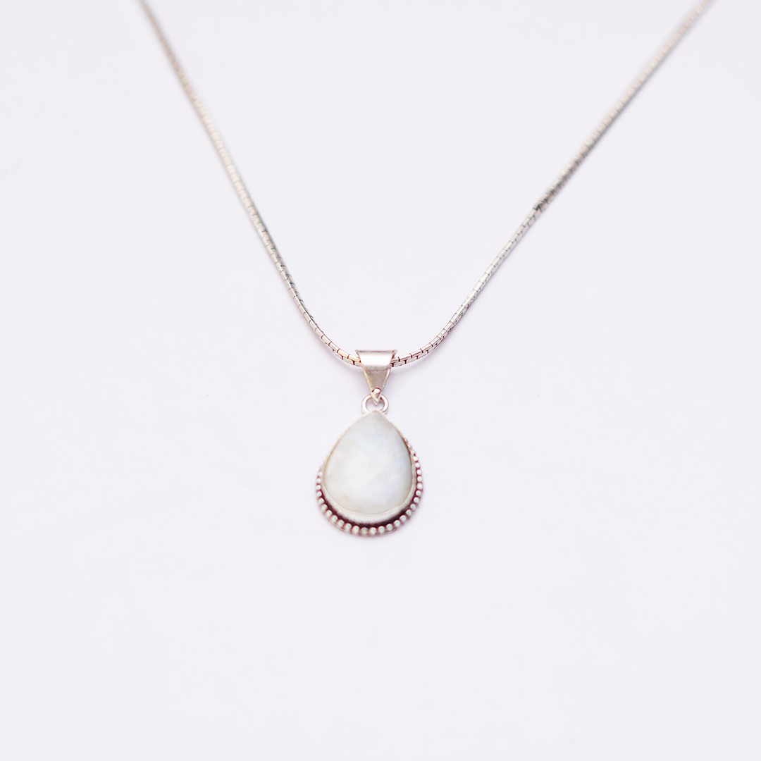 Natural Moonstone Teardrop Pendant — प्राकृतिक चंद्रकांत मणि पेंडेंट