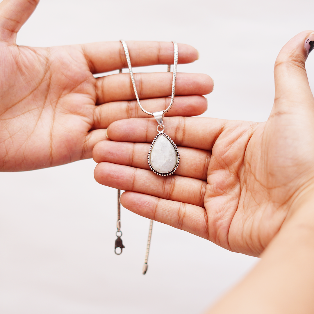 Natural Moonstone Teardrop Pendant — प्राकृतिक चंद्रकांत मणि पेंडेंट