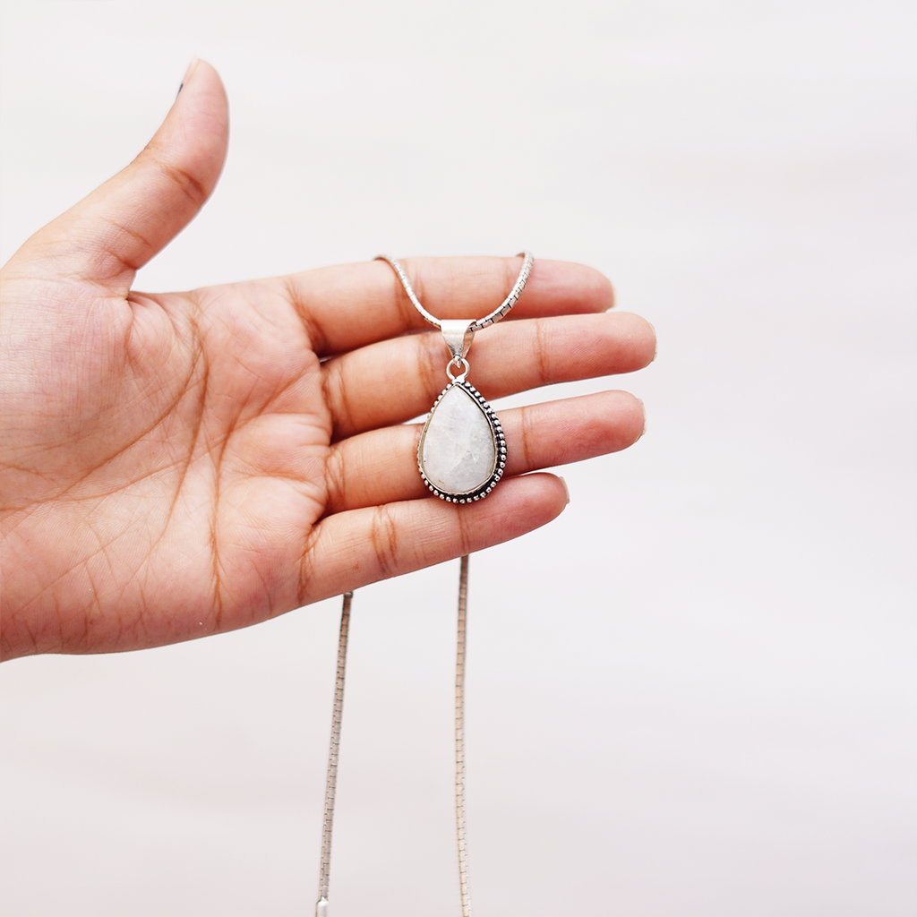 Natural Moonstone Teardrop Pendant — प्राकृतिक चंद्रकांत मणि पेंडेंट