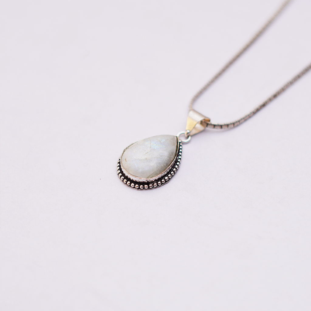 Natural Moonstone Teardrop Pendant — प्राकृतिक चंद्रकांत मणि पेंडेंट