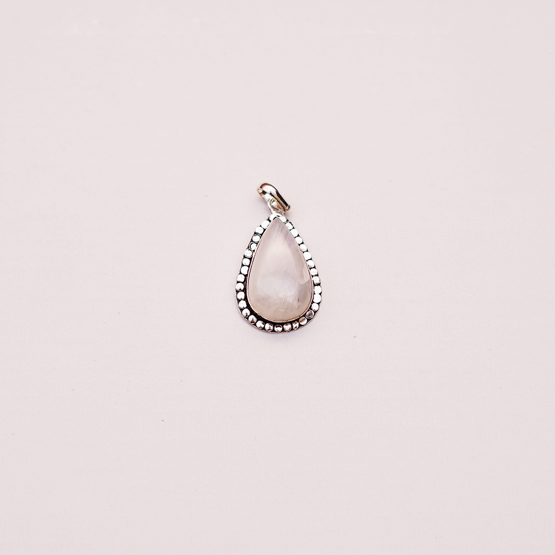 Natural Moonstone Teardrop Pendant — प्राकृतिक चंद्रकांत मणि पेंडेंट