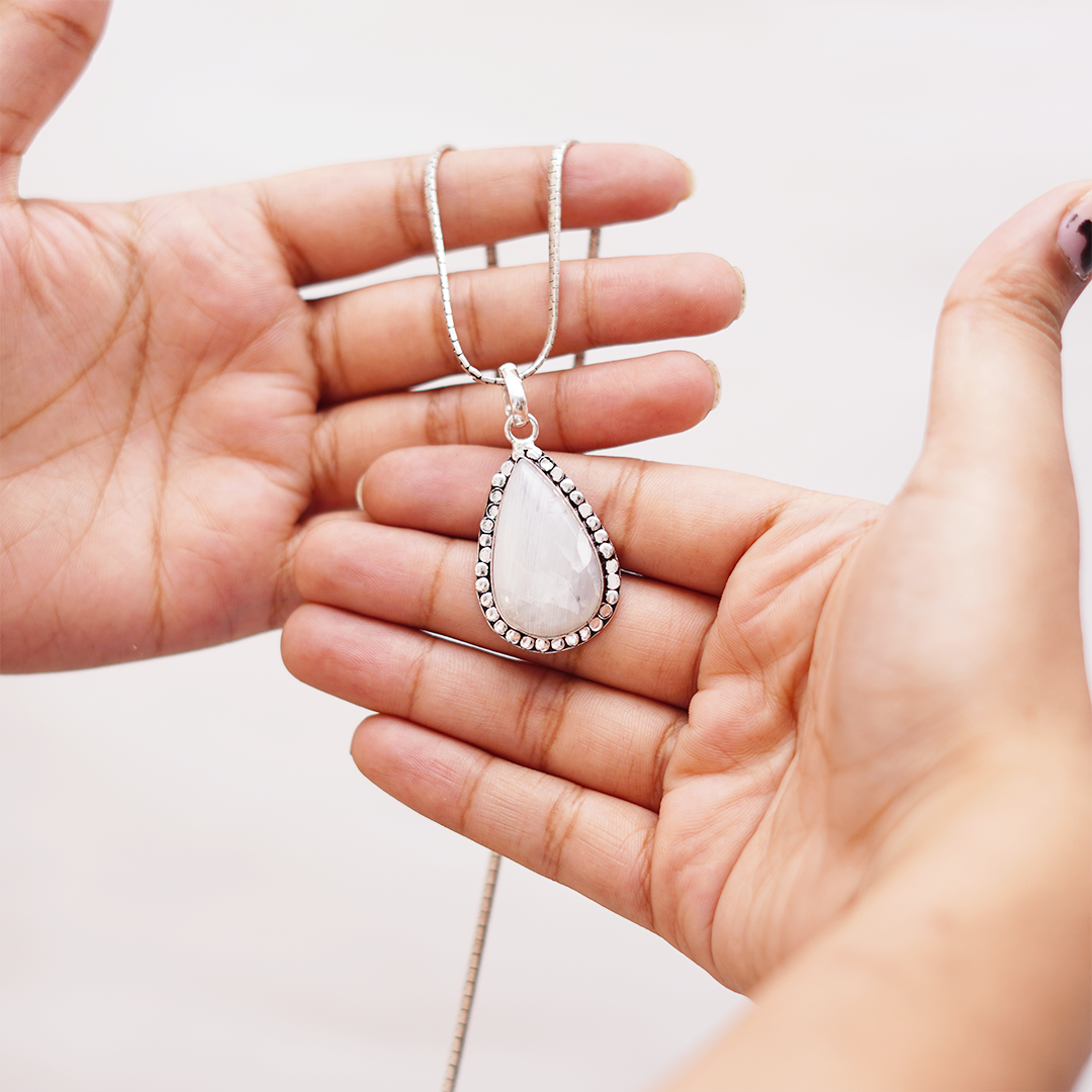Natural Moonstone Teardrop Pendant — प्राकृतिक चंद्रकांत मणि पेंडेंट