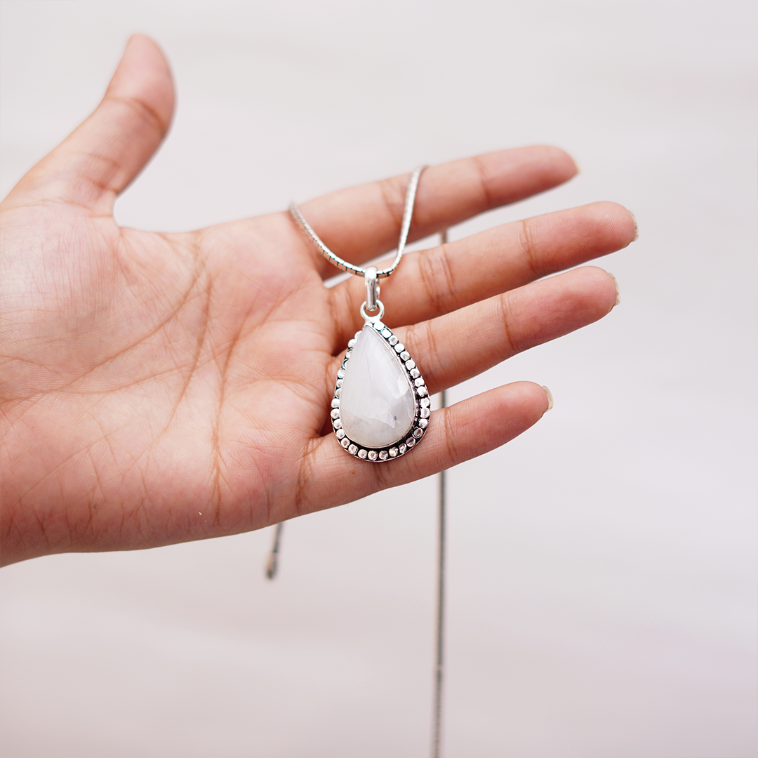 Natural Moonstone Teardrop Pendant — प्राकृतिक चंद्रकांत मणि पेंडेंट