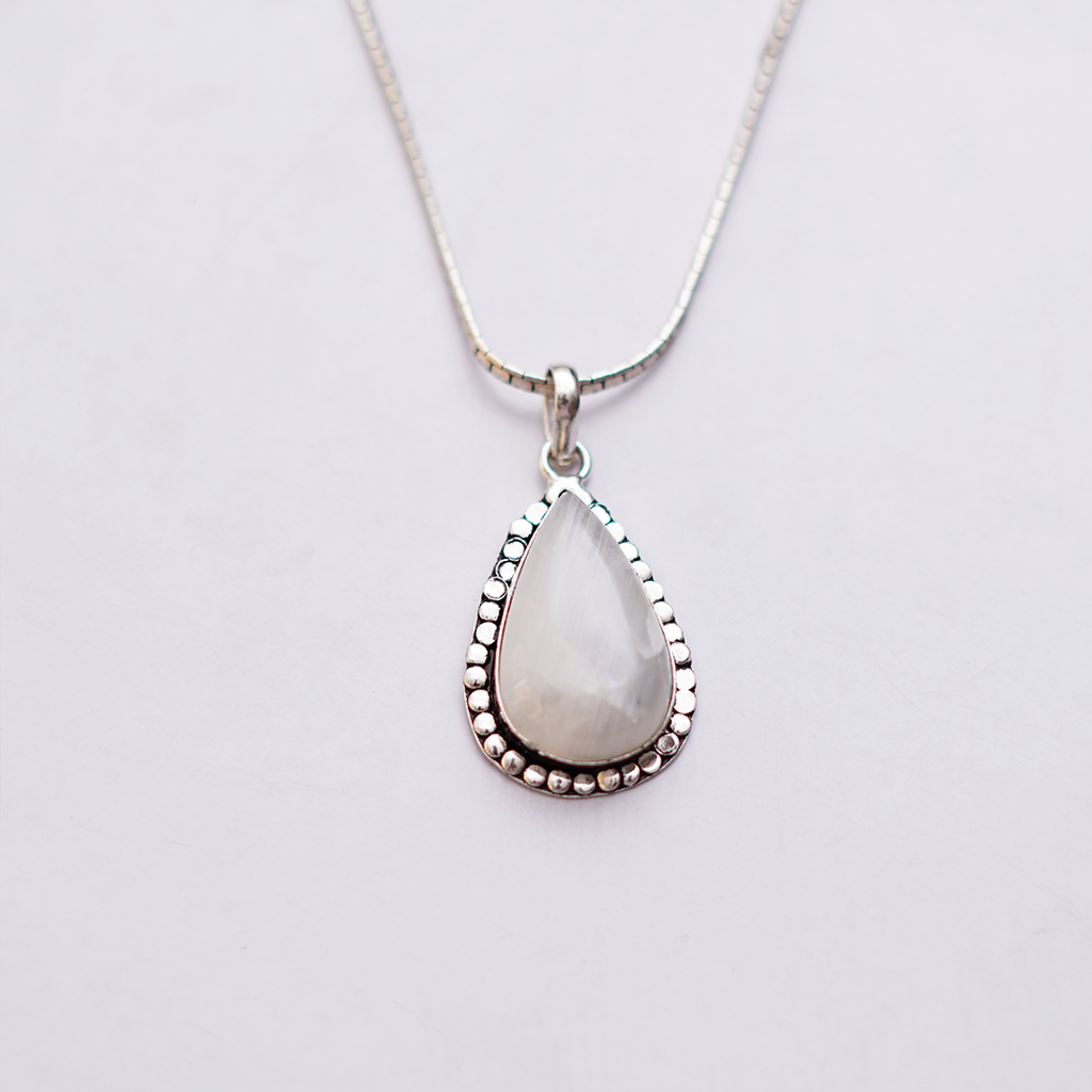 Natural Moonstone Teardrop Pendant — प्राकृतिक चंद्रकांत मणि पेंडेंट
