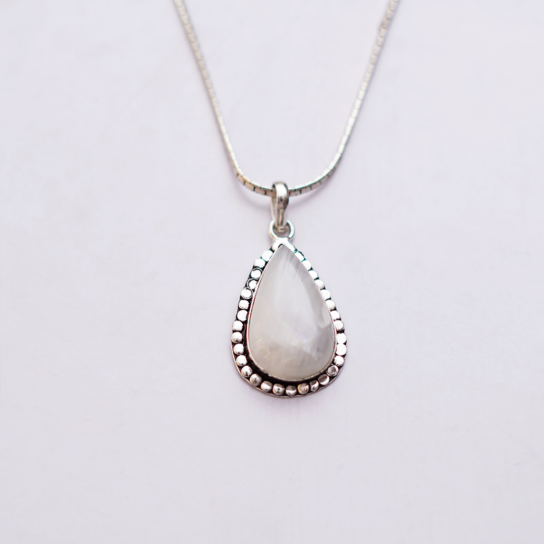 Natural Moonstone Teardrop Pendant — प्राकृतिक चंद्रकांत मणि पेंडेंट