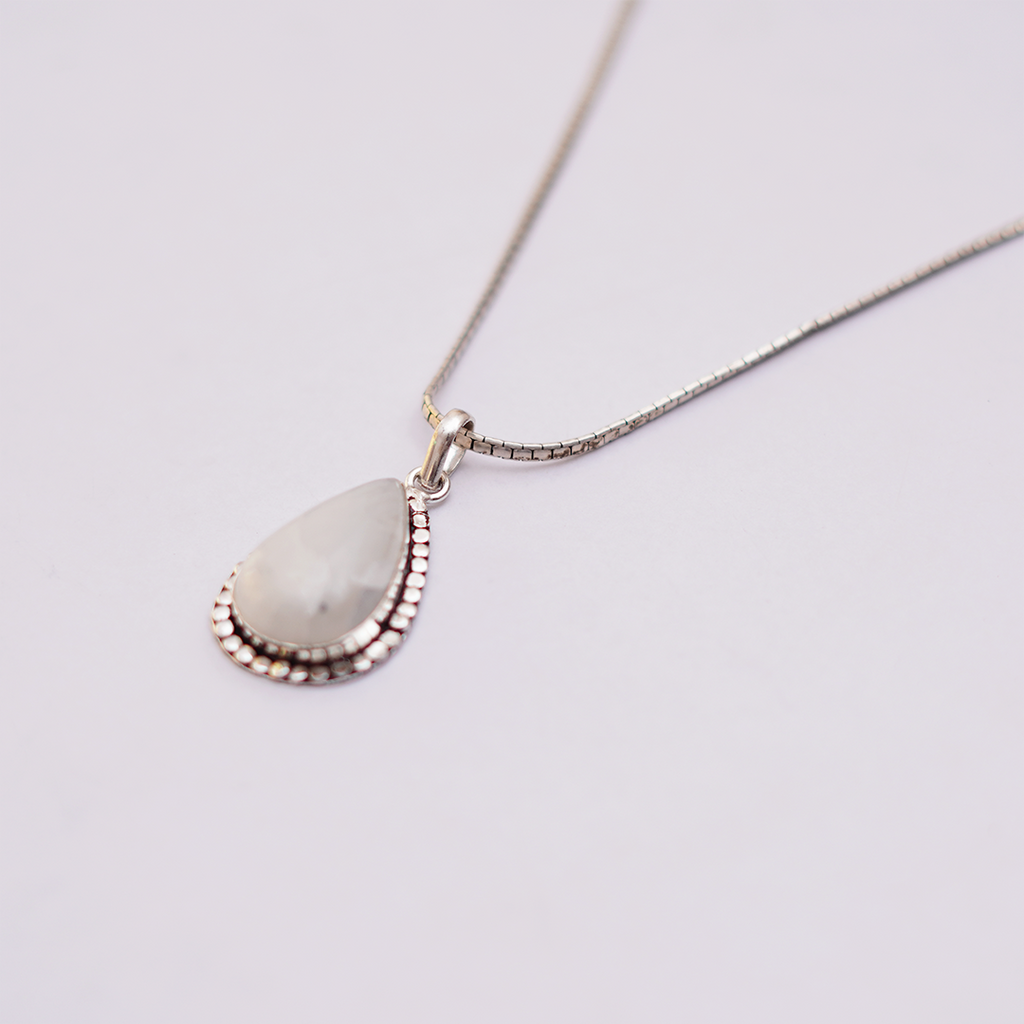 Natural Moonstone Teardrop Pendant — प्राकृतिक चंद्रकांत मणि पेंडेंट
