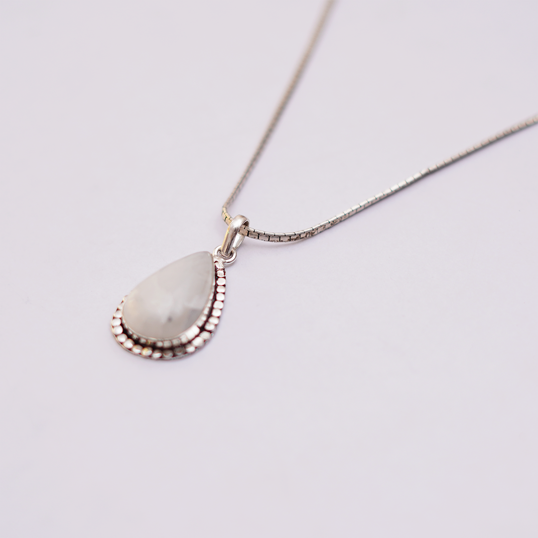 Natural Moonstone Teardrop Pendant — प्राकृतिक चंद्रकांत मणि पेंडेंट