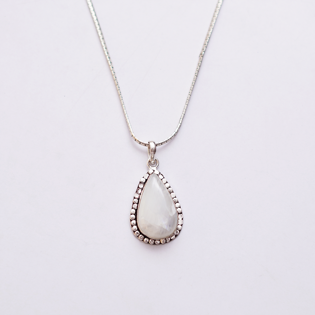 Natural Moonstone Teardrop Pendant — प्राकृतिक चंद्रकांत मणि पेंडेंट