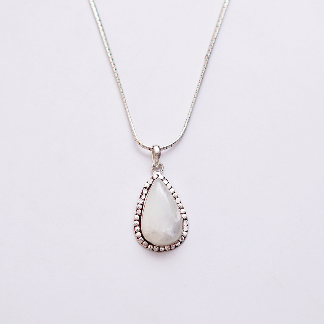 Natural Moonstone Teardrop Pendant — प्राकृतिक चंद्रकांत मणि पेंडेंट