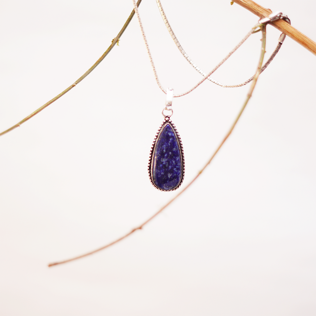 Natural Lapis Lazuli Teardrop Pendant — प्राकृतिक लैपिस लाजुली पेंडेंट